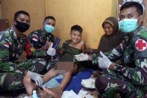 Satgas Yonif 642/Kapuas saat menggelar khitanan massal.